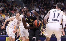 To alley hoop κάρφωμα του Κουμάτζε «έκλεψε» την πρωτιά από τον Λεσόρ στο Top 10 της αγωνιστικής (vid)