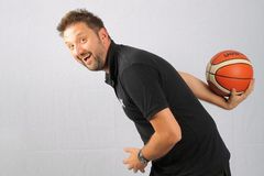 Ποιος είναι ο «άνθρωπος σκιά» που έσπρωξε το Ντουμπάι στo ευρωπαϊκό μπάσκετ