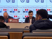 Τραγική φιγούρα ο προπονητής του Καζακστάν - Δεν μπορούσε να μιλήσει (gallery)