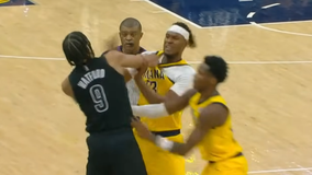 Το απόλυτο χάος στο Πέισερς - Νετς: Τέρνερ και Γουότφορντ πιάστηκαν στα χέρια σπέρνοντας πανικό στο παρκέ! (vid)