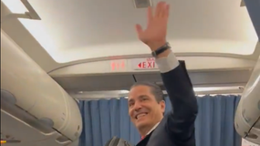 Ο εορτάζων Σφαιρόπουλος αποθεώθηκε στο αεροπλάνο της αποστολής του Ερυθρού Αστέρα (vid)