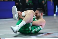 Απίστευτη ατυχία για τον Παναθηναϊκό - Στα αποδυτήρια υποβασταζόμενος ο Παπαπέτρου (vid)