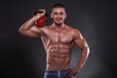 Kettlebell Halo: Η Άσκηση που Γυμνάζει Ώμους και Κορμό