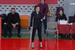 Με πατερίτσα η Σελέν Ερντέμ στον πάγκο του Παναθηναϊκού