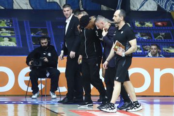 Νέο απρόοπτο στον ΠΑΟΚ με Μέλβιν - Αποχώρησε υποβασταζόμενος