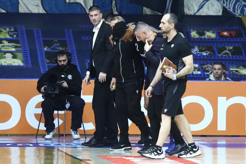 Νέο απρόοπτο στον ΠΑΟΚ με Μέλβιν - Αποχώρησε υποβασταζόμενος