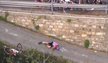 Σοκ σε αγώνα ποδηλασίας - Αθλήτρια κατέληξε στο νοσοκομείο μετά από τρομακτική πτώση (vid)