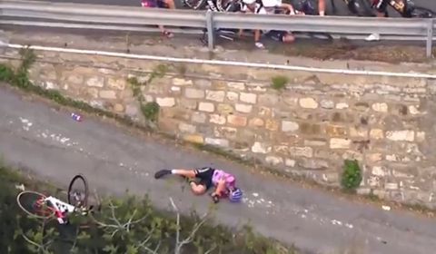 Σοκ σε αγώνα ποδηλασίας - Αθλήτρια κατέληξε στο νοσοκομείο μετά από τρομακτική πτώση (vid)