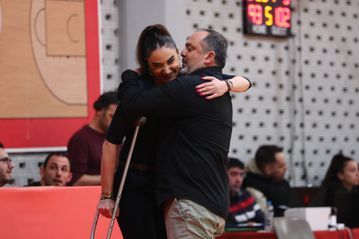 Οι έξαλλοι πανηγυρισμοί της Ερντέμ με την πατερίτσα στο χέρι μετά την πρόκριση του Παναθηναϊκού (pics & vid)