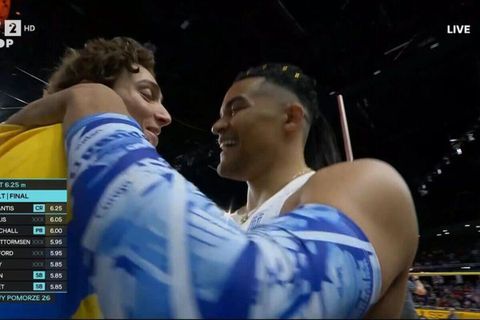 Η αγκαλιά των Ντουπλάντις και Καραλή μετά τον τελικό