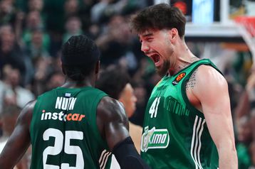 Η αποθέωση του Ναν στα αποδυτήρια και το «ευχαριστώ» του Χουάντσο (vid)