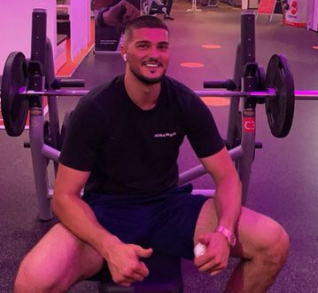 O τερματοφύλακας της Μπέρνλι γιόρτασε την άνοδο της ομάδας του σε μπαρ του Μονάχου και άφησε tips 10.000 ευρώ