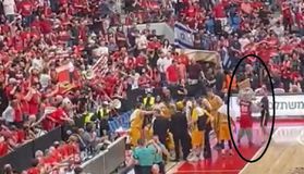 Απίστευτο: Βίντεο δείχνει τη μασκότ της Χάποελ να σπρώχνει τον γυμναστή της ΑΕΚ