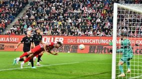 Iσοπαλία... πρόβλημα για τη Στουτγκάρδη, 1-1 με την Άουγκσμπουργκ