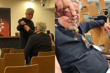 Επος: Ο Μουρίνιο έκανε δώρο σε Ολλανδό δημοσιογράφο ένα μπρελόκ του Conference League (vid)