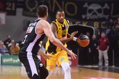 Μάχη... δικεφάλων στα άδεια Λιόσια