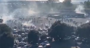 Τρομερά επεισόδια πριν το ματς Σαλερνιτάνα - Φιορεντίνα, δέκα τραυματίες αστυνομικοί (vid)