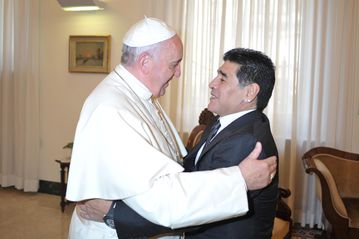 Ο Πάπας Φραγκίσκος ήταν μεγάλος θαυμαστής του Μαραντόνα: Ένα δώρο που έλαβε συζητείται μέχρι σήμερα