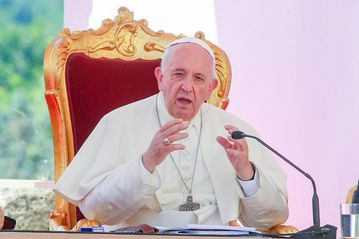 «Θα σε ανακηρύξω άγιο!»: Ο Σίνισα Μιχαΐλοβιτς συνομίλησε με τον Πάπα Φραγκίσκο για τρεις ώρες - τον εντυπωσίασε με μια φράση