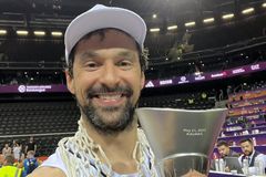 Η selfie του... εκτελεστή Γιουλ με το τρόπαιο αγκαλιά