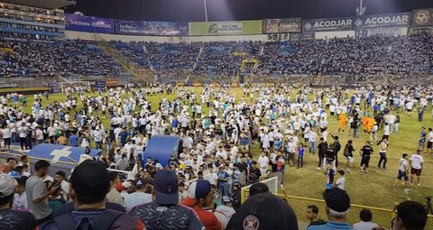 Ανείπωτη τραγωδία σε γήπεδο του Ελ Σαλβαδόρ - Τουλάχιστον δώδεκα νεκροί από ασφυξία
