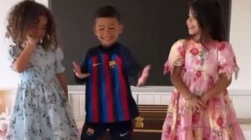 O γιος του Κριστιάνο Ρονάλντο χορεύει με φανέλα της Μπαρτσελόνα (vid)