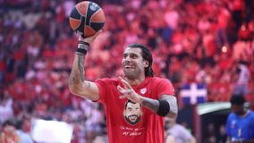 Final Four: Ο Πρίντεζης ετοίμασε βαλίτσα για Άμπου Ντάμπι και έβαλε κασκόλ του Ολυμπιακού (pic)