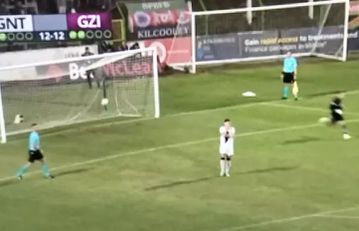 Έπος: Τερματοφύλακας πανηγύρισε γιατί νόμιζε ότι είχε αποκρούσει το πέναλτι αλλά η μπάλα πέρασε τη γραμμή (vid)