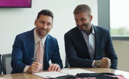 Το μπλε σακάκι και η ροζ γραβάτα του Μέσι κατά την υπογραφή του συμβολαίου του με την Ίντερ Μαϊάμι (vids)