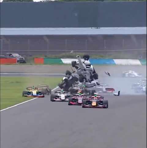 Ανατριχιαστικό ατύχημα σε αγώνα της Super Formula (vids)