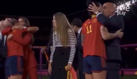 Χαμός στην Ισπανία με το φιλί του προέδρου της ομοσπονδίας ποδοσφαίρου στην Ερμόσο: «Είναι σεξουαλική βία», δήλωσε υπουργός