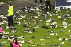 Πρωτοφανής διαμαρτυρία οπαδών στην Κολομβία με... ρίψη παπουτσιών στον αγωνιστικό χώρο (vid & pics)