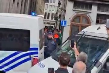 Ένταση στις Βρυξέλλες: Επεισόδια μεταξύ οπαδών της ΑΕΚ και της αστυνομίας στην «Grand Place»