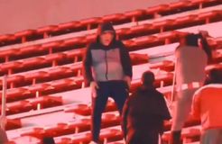 Νέο σοκαριστικό βίντεο: Οπαδοί της Ιντεπεντιέντε σταμάτησαν να χτυπούν έναν δικό τους όταν τους έδειξε το σήμα της ομάδας (vid)