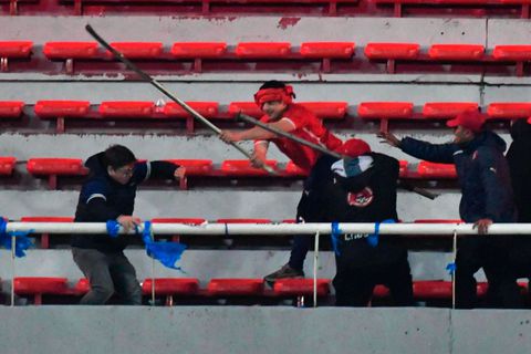 Σκηνές χάους στο Ιντεπεντιέντε - Ουνιβερσιδάδ με επεισόδια, τραυματίες και έναν νεκρό (vids)