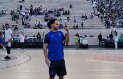 Εντυπωσιασμένος ο Λάρκιν από την ατμόσφαιρα στο Καλλιμάρμαρο - Τραβούσε βίντεο με το κινητό του! (vid)