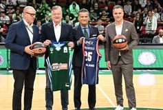 Ο πρόεδρος του Παναθηναϊκού αντάλλαξε φανέλες με τον ιδιοκτήτη και τον GM των Adelaide 36ers πριν το ματς (vid)