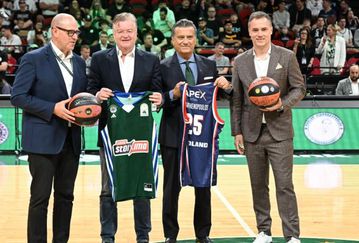 Ο πρόεδρος του Παναθηναϊκού αντάλλαξε φανέλες με τον ιδιοκτήτη και τον GM των Adelaide 36ers πριν το ματς (vid)