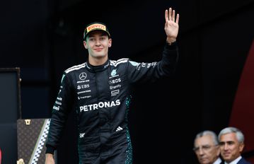 Ράσελ: «Κάναμε ένα βήμα στη μάχη με τη Ferrari, ανακουφίστηκα όταν είδα την καρό σημαία»