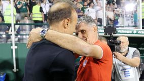 H θερμή αγκαλιά του Κόντη με τον Μεντιλίμπαρ πριν τη σέντρα του ντέρμπι (pic)