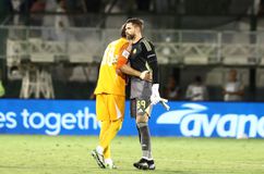 Η αγκαλιά των Ντραγκόφσκι-Τζολάκη μετά το Παναθηναϊκός-Ολυμπιακός