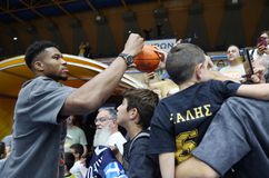 Φρενίτιδα στο Περιστέρι για ένα αυτόγραφο του Γιάννη Αντετοκούνμπο (pics)