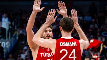 Ο Σενγκούν κράτησε τον λόγο του: Το ακριβό δώρο που έκανε στον Οσμάνι για τις επιδόσεις του στο Eurobasket 2025 (pic)