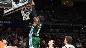 Παναθηναϊκός: Εντυπωσιακός ο Χολμς, άρπαξε το επιθετικό ριμπάουντ και κέρδισε καλάθι-φάουλ (vid)