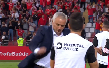 Έξαλλος πανηγυρισμός από τον Μουρίνιο με κλωτσιά σε μπουκάλι (vid)