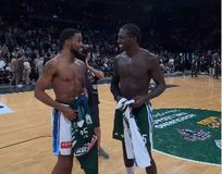 Όμορφη στιγμή ανάμεσα σε Ναν και Κότον: Αντάλλαξαν φανέλες μετά το ματς στο Σίδνεϊ (vid)