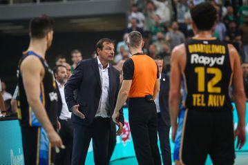 Καρέ - καρέ η ασύλληπτη έκρηξη του Αταμάν τη στιγμή της αποβολής (gallery)