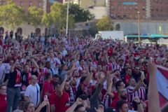 «Τρέλα» στους δρόμους της Βαρκελώνης: Οι φίλοι του Ολυμπιακού έστησαν πάρτι (vid)