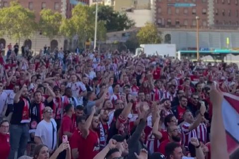 «Τρέλα» στους δρόμους της Βαρκελώνης: Οι φίλοι του Ολυμπιακού έστησαν πάρτι (vid)