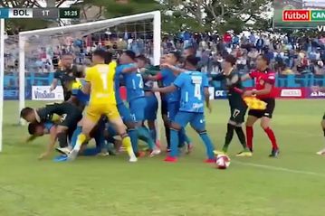 Επτά κόκκινες και... δακρυγόνα σε ποδοσφαιρικό αγώνα στη Βολιβία (vid)